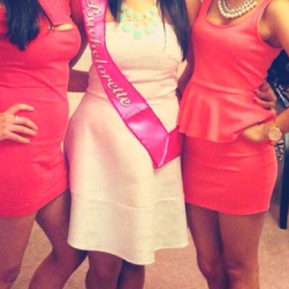 Beautiful Express white strapless dress 🤗