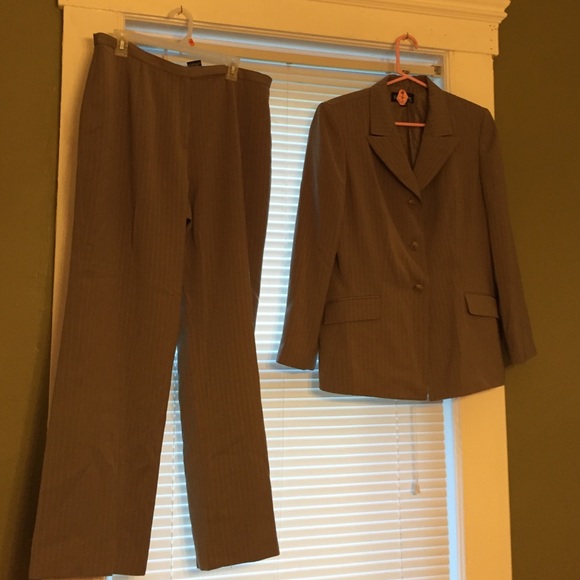 Evan Picone Suit
