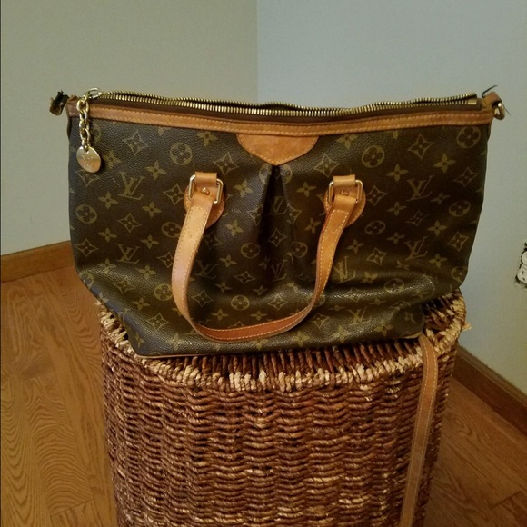 Louis Vuitton Bag Retails $1,000
