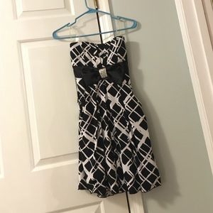Short and strapless formal dress