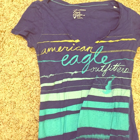 SOLD AE v-neck small