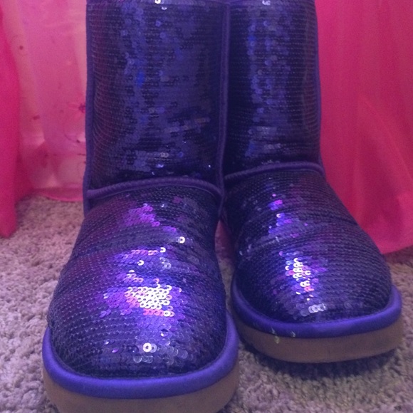 I'm selling ugg boots they are a size 9 in 8/10