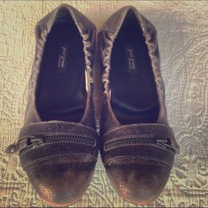 Adorable Paul Green flats with zipper detail