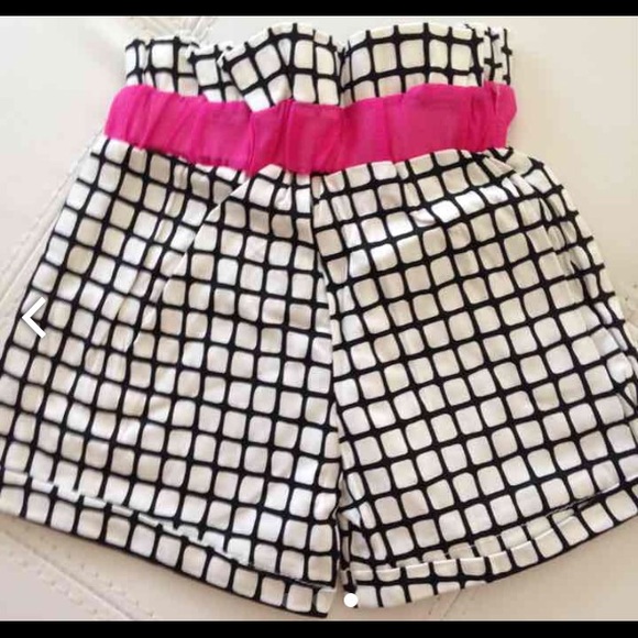 High waisted cute shorts with bow. - Picture 3 of 3