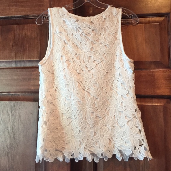 Thick white floral lace work tank top - Picture 3 of 3