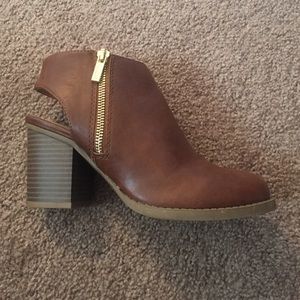 great condition brown leather open heeled booties!