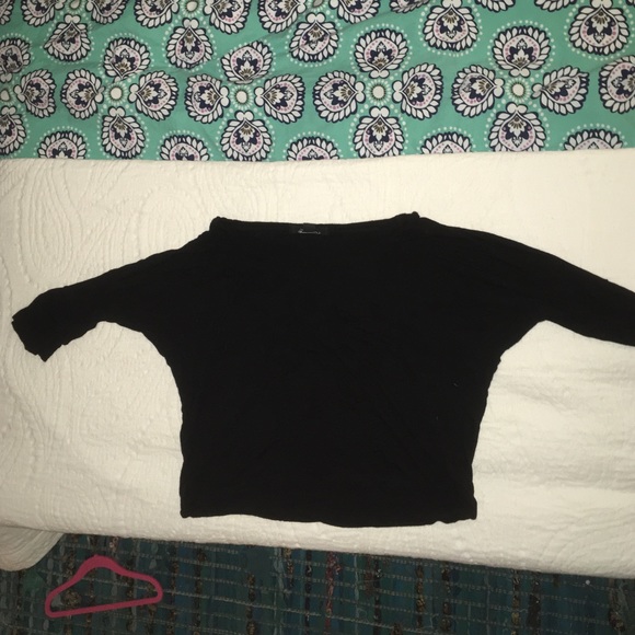 Black third quarter sleeved crop top