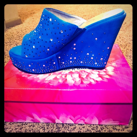 Women very sexy shoes with rhingstones.