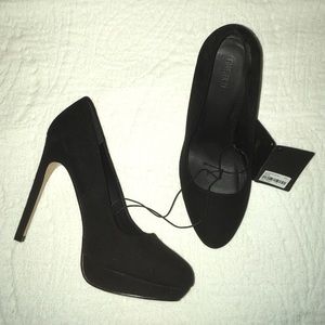 Black pumps