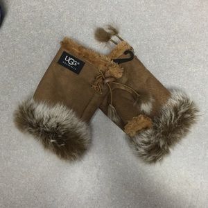 Fingerless gloves with fur.