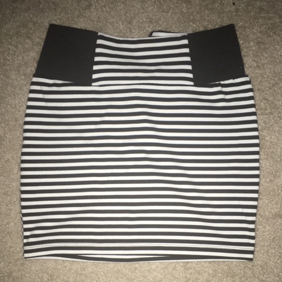 FOREVER 21 💋 Black and White striped skirt. - Picture 2 of 3