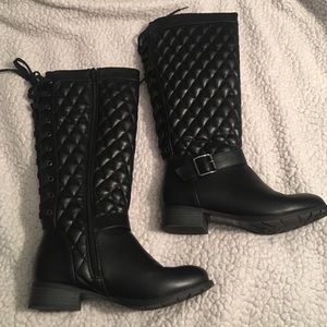 Mid-calf, quilted, black boots