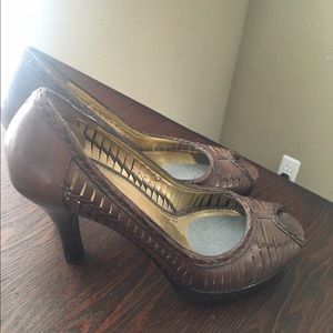 Guess brown pump.