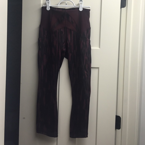 ❗️ONE DAY SALE❗️Lululemon cropped legging. Size 6.