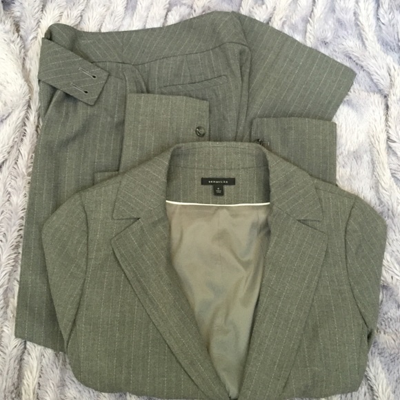 Semantiks size 0 2 piece gray pinstripe suit