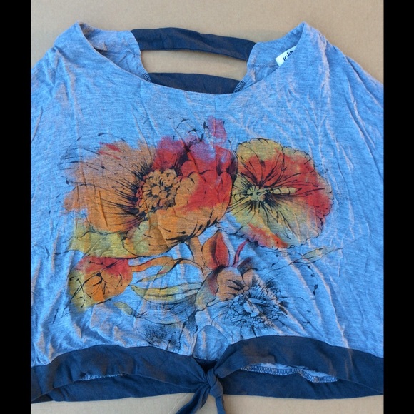 Butterfly sleeve top with open back detail - Picture 2 of 4