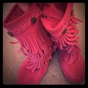 Pink fringe leather Minnetonka boots