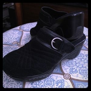 Bass clogs