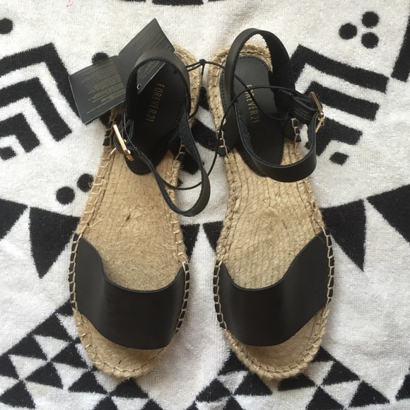 2 pairs of forever 21 sandals