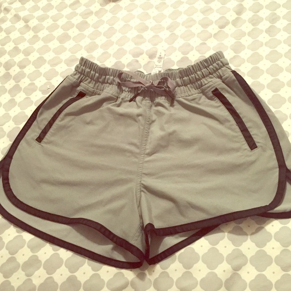 Lulu Lemon like new gray and black shorts