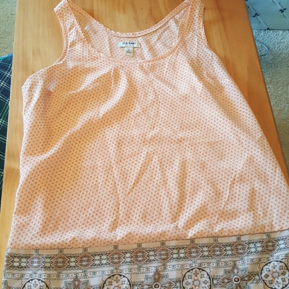 Salmon colored tanktop