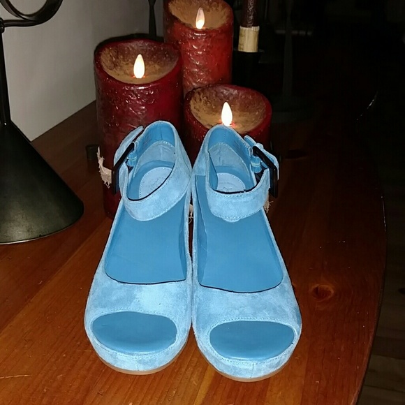 ONLY WORN TWICE! TEAL Blue Wedges