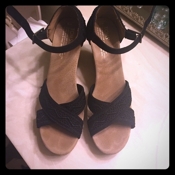 Toms 8 women's wedges