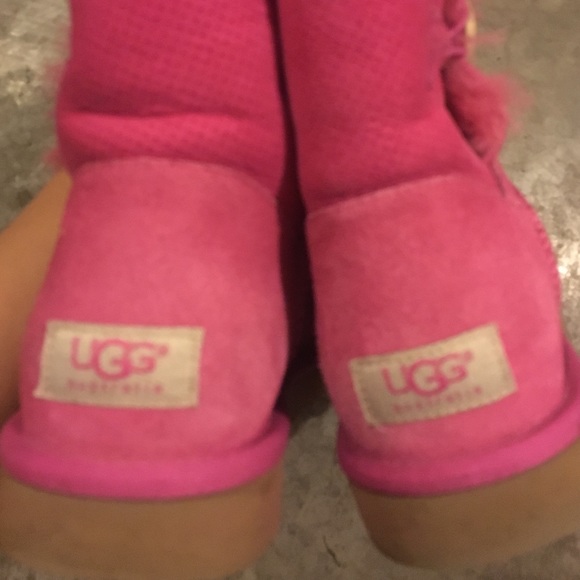 pink UGG with button - Picture 3 of 3