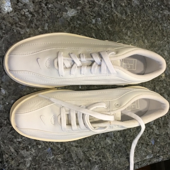 Nike leather tennis shoes never worn