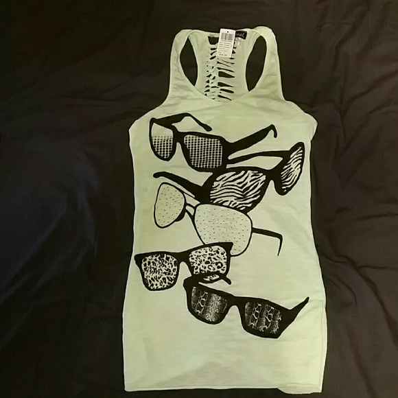 Ripped tank - Picture 1 of 4