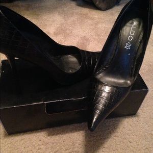 Aldo black alligator heels 3in excellent condition