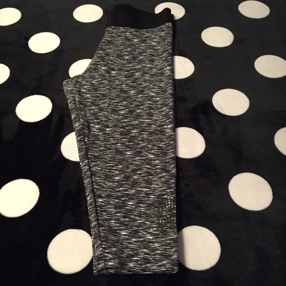 VS PINK ULTIMATE CROP LEGGINGS