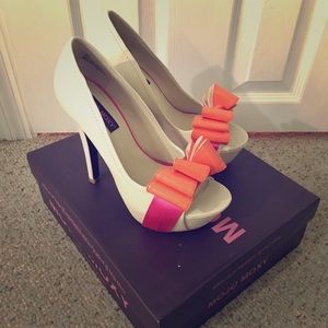 Mojo Moxy pumps