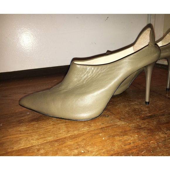 Closed-toe leather mules! Perfect for going out!