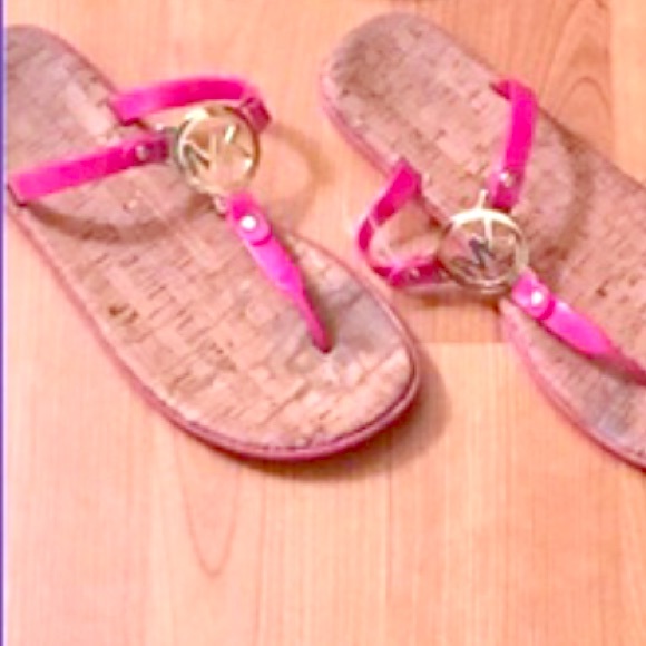 Mk pink or Fuschia with gold hardware❤️