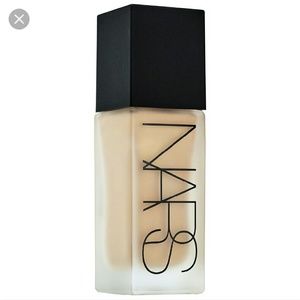 Nars all day weightless luminous Foundation