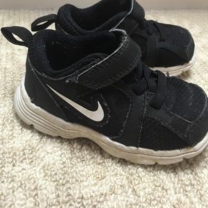 Black Nike toddler tennis shoes