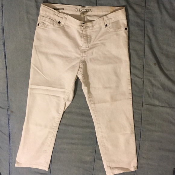 white capris jeans
