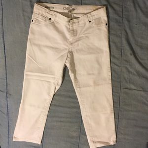 white capris jeans