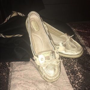 Ladies Sperry size 11 gold shoe