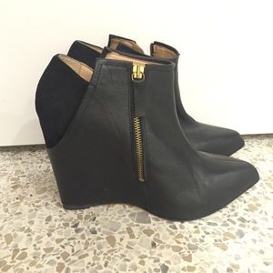 Zara black ankle zip wedged boots!!