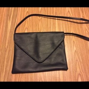 Simple black cross body.
