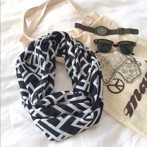 NWOT Geo Print Infinity Scarf 🙀NEW MARKDOWN!!!😻