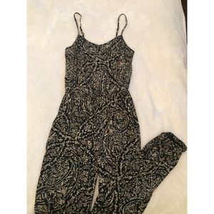 American Eagle Black & Tan Patterned Jumpsuit!