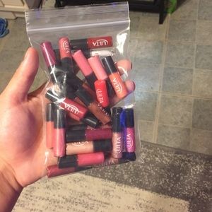 never used ultra lip gloss. set of 30 HOLD