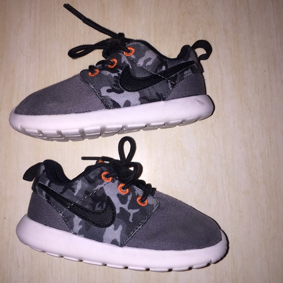 Gray and orange camouflage toddler Nike Roshes