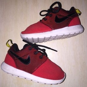 Toddler/baby black and red Nike Roshes