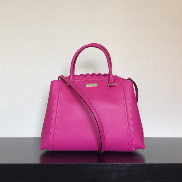Authentic Kate Spade US Products , Wholesale Prices Talking on the list of products, Kate Spade Philippines presents Tote Bags, Handbags, Cross Body Bags, and many more. From the quality of its % natural leather and the durable zips to the handles, every part of its products seems to be made with utmost care and diligence.