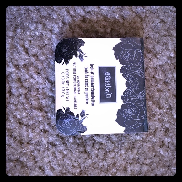 KAT VON D LOCK-IT POWDER FOUNDATION