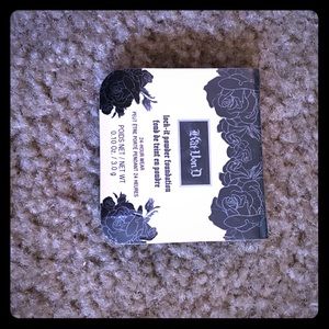 KAT VON D LOCK-IT POWDER FOUNDATION